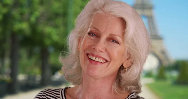 Primer Plano Hermosa Mujer Blanca Alto Nivel Sonriendo París Junto — Foto de Stock