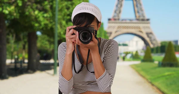Pretty African American Woman Turns Takes Photo Viewer Eiffel Tower — Stock Photo, Image
