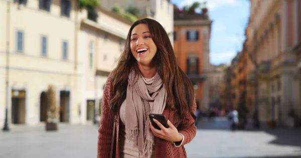 Retrato Mujer Atractiva Feliz Sonriendo Entorno Urbano Europeo — Foto de Stock