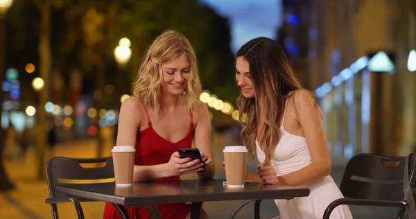 Jóvenes Mujeres Atractivas Vestidos Verano Siendo Social Campos Elíseos París — Foto de Stock