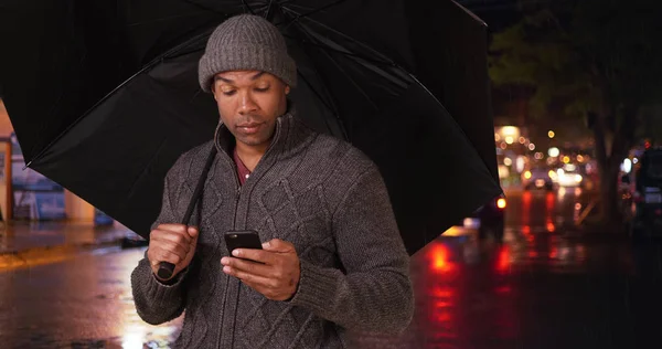Egy Fekete Ember Áll Esős Utcában Egy Esernyő — Stock Fotó