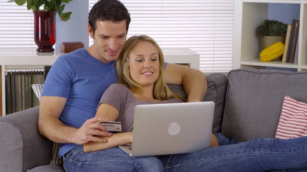 Couple Making Purchase Online Laptop — Stock Photo, Image