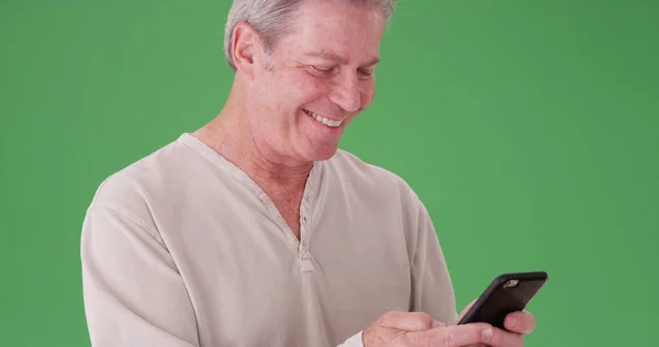 Retrato Hombre Blanco Maduro Sonriente Enviando Mensajes Texto Delante Pantalla — Foto de Stock