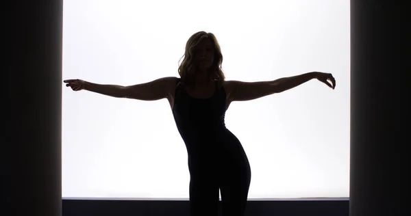 背光慢动作的女人做一个性感的舞蹈 — 图库照片