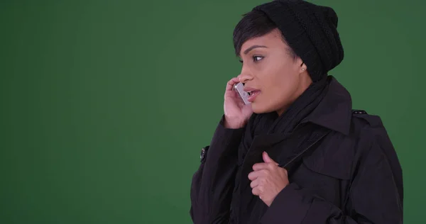 Чорна Жінка Чорному Пальто Говорить Мобільному Телефоні Зеленому Екрані — стокове фото