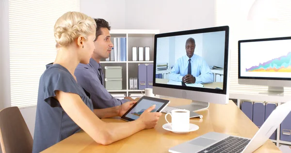 African Businessman Remotely Having Discussion Colleagues — Stock Photo, Image