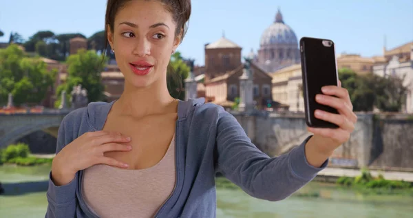 Ganska Leende Latina Kvinna Tar Selfie Rom Italien — Stockfoto