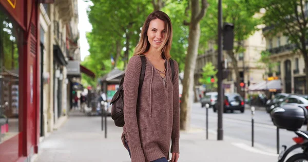 Retrato Casual Mujer Calle París Sonriendo Riendo — Foto de Stock