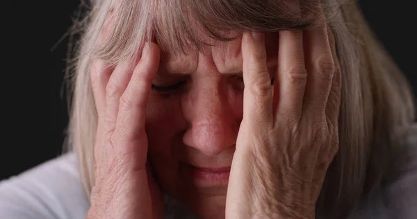 Strak Schot Van Oudere Vrouw Met Migraine Hoofdpijn Wrijven Hoofd — Stockfoto