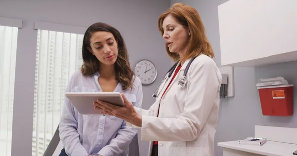 Arzt Mittleren Alters Verwendet Tragbare Tablette Testergebnisse Des Patienten Überprüfen — Stockfoto