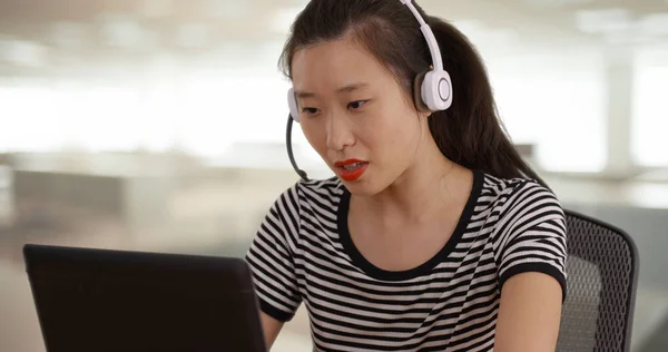 Representante Ventas Helpdesk Hablando Con Micrófono Auriculares — Foto de Stock