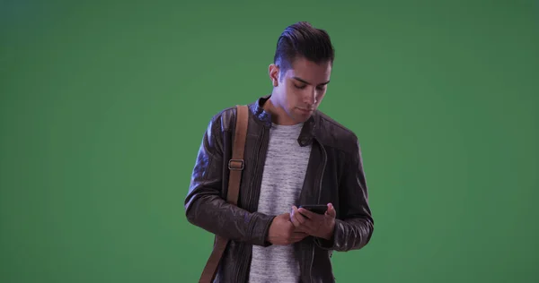 Hombre Hispano Milenario Con Cartera Mirando Teléfono Inteligente Pantalla Verde — Foto de Stock