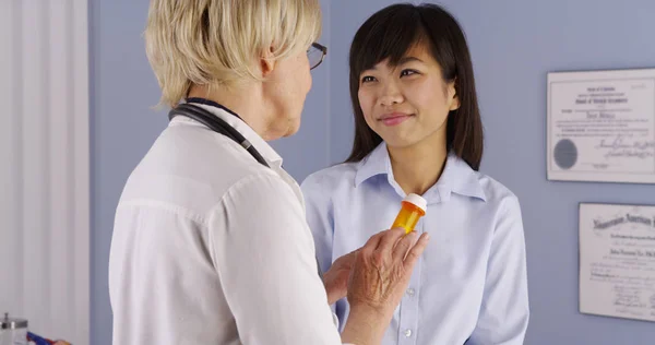 Chefarzt Erklärt Chinesischem Patienten Rezept — Stockfoto