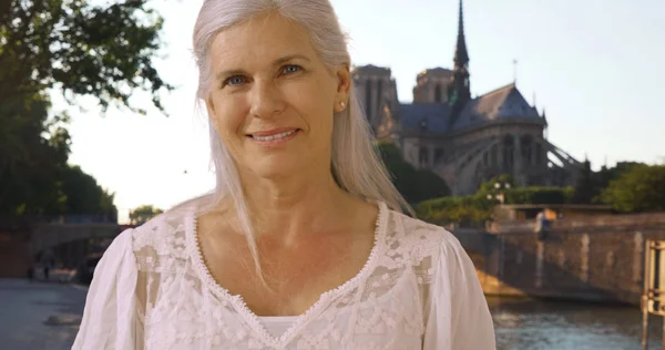 Happy Mature Caucasian Woman Notre Dame Cathedral Paris Francia — Foto de Stock