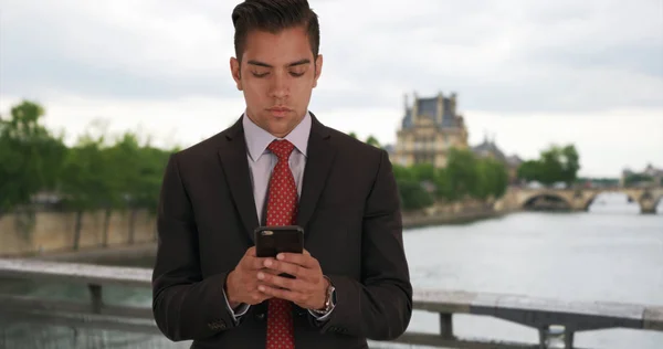 Yakışıklı Latin Işadamı Manifatura Seine Tarafından Cep Telefonu — Stok fotoğraf
