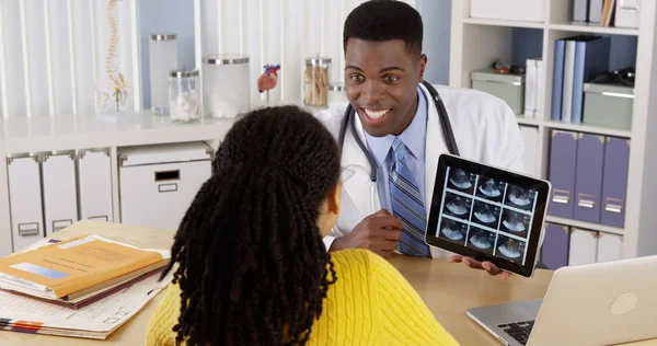 非裔美国人 Obgyn 使用平板电脑在办公桌前对病人进行超声波检查 — 图库照片