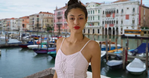 Retrato Sorridente Mulher Latina Sensual Sundress Branco Perto Grande Canal — Fotografia de Stock