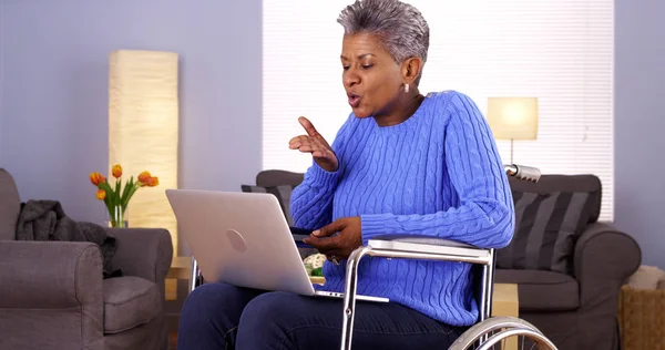 Зрелая Чёрная Женщина Разговаривает Другом Ноутбуке — стоковое фото