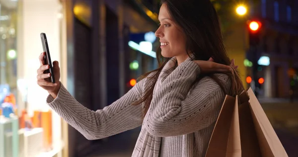 Duizendjarige Vrouw Met Boodschappentassen Neemt Telefoon Selfie Stad Straat Nachts — Stockfoto