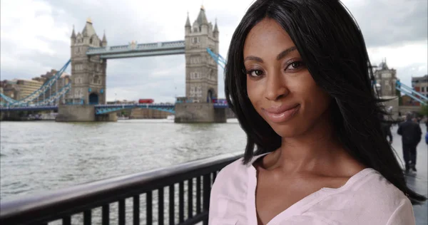 Beleza Afro Americana Sorri Olha Para Câmera Perto Tower Bridge — Fotografia de Stock