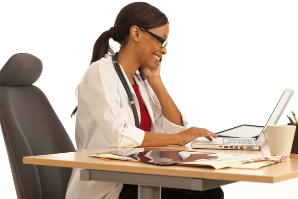 Retrato Joven Doctora Doble Tarea Teléfono Escribir Ordenador — Foto de Stock