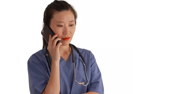 Millennial Krankenschwester Arbeitet Peelings Mit Smartphone Isoliert Auf Weißem Hintergrund — Stockfoto