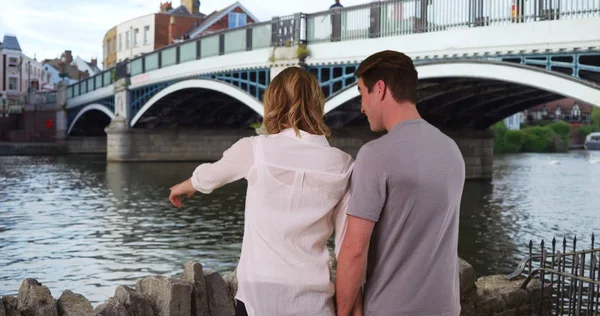 Genç Evli Çift Windsor Kuğular Nehir Içinde Izlerken Arka Görünümü — Stok fotoğraf