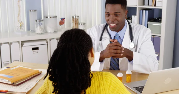 非洲裔美国妇女病人在办公桌上与医生交谈 — 图库照片
