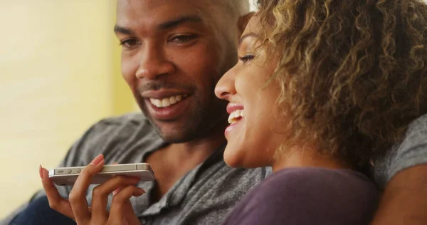 Black Couple Talking Smartphone — Stock Photo, Image