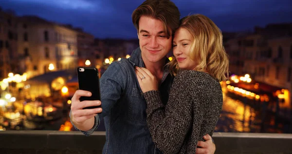 Nově Snoubenci Pořizování Selfie Canal Grande Noci — Stock fotografie