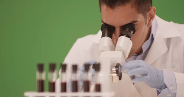 Naukowiec Hiszpanin Badań Medycznych Laboratorium Przy Użyciu Mikroskopu Zielony Ekran — Zdjęcie stockowe
