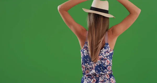 Vista Trasera Mujer Con Los Brazos Extendidos Sintiendo Viento Pantalla —  Fotos de Stock