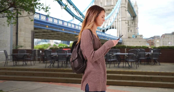 Jovem Mulher Caminha Por Londres Usando Celular Para Direções — Fotografia de Stock