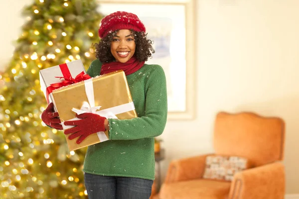 Portret Van Gelukkige Jonge Vrouw Die Vakantie Presenteert Vooraan Kerstboom — Stockfoto