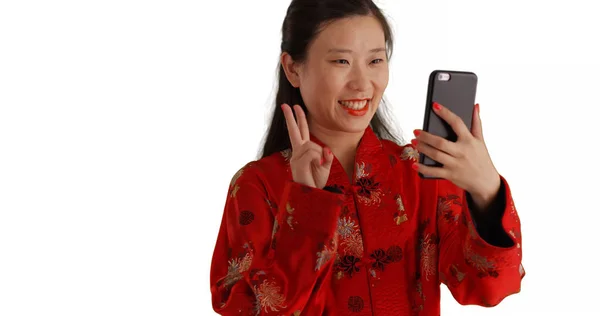 Lycklig Tusenåriga Kvinna Tar Selfie Med Smartphone Isolerad Vit Bakgrund — Stockfoto