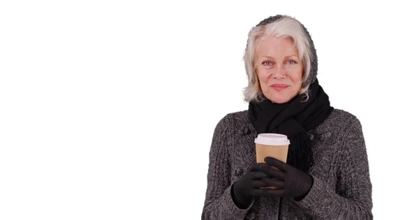 白いコピー スペースでコーヒー カップを保持している冬服で成熟した女性の肖像画 — ストック写真