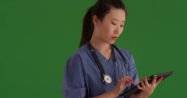 Ritratto Giovane Assistente Medico Che Utilizza Tablet Portatile Schermo Verde — Foto Stock