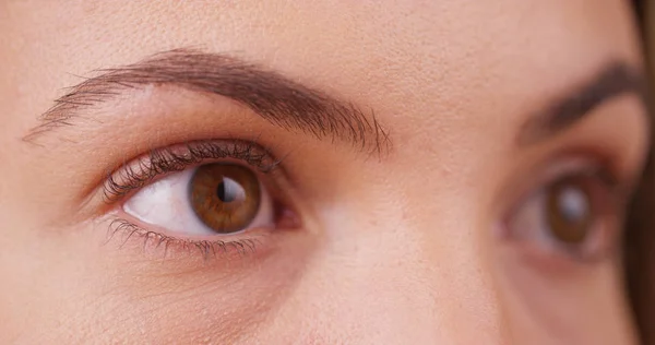 Fechar Olhos Fêmea Milenar Olhando Para Fora Tela Tela Verde — Fotografia de Stock
