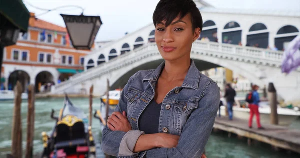 腕ヒップ幸せ黒人女性立って交差ヴェネツィア リアルト橋の近く — ストック写真