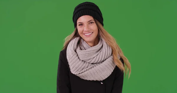 Retrato Mujer Atractiva Ropa Invierno Sonriendo Cámara Pantalla Verde — Foto de Stock