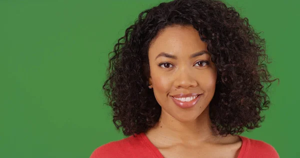 Sorrindo Jovem Afro Americano Mulher Olhando Para Câmera Tela Verde — Fotografia de Stock