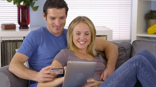 Gelukkige Paar Kopen Iets Online Met Tablet — Stockfoto