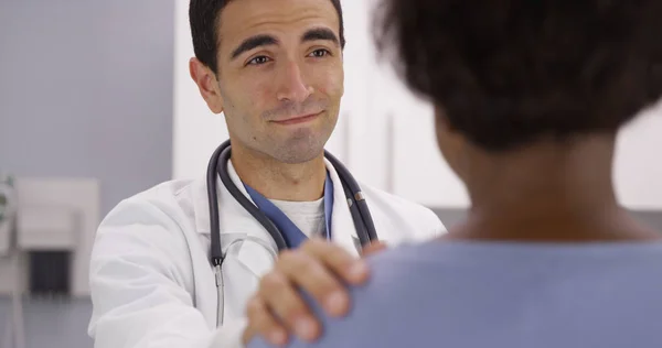 Υπέροχο Αρσενικό Latino Γιατρός Τοποθετώντας Χέρι Στον Ώμο Τους Ασθενείς — Φωτογραφία Αρχείου