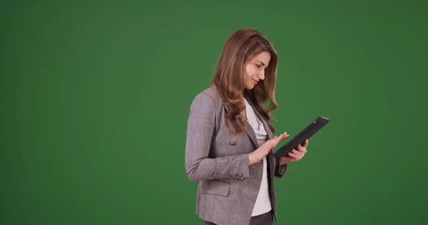 Şkadını Yeşil Ekranda Tablet Kullanma — Stok fotoğraf