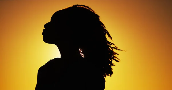 Silhuett Afrikanska Kvinna Som Står Vid Solnedgången — Stockfoto