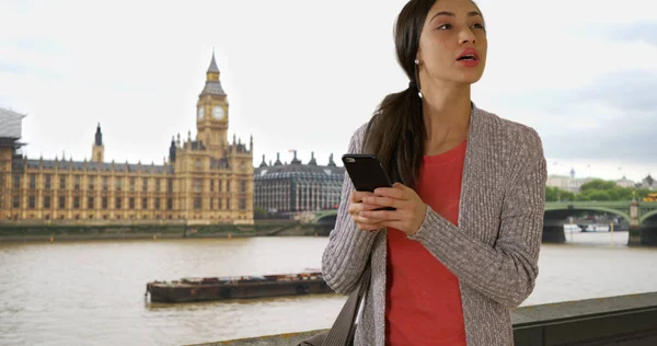 Schattige Latina Vrouwelijke Teksten Mobiel Buurt Van Big Ben Wachten — Stockfoto