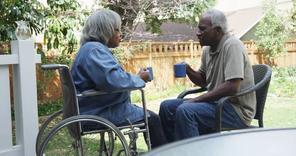 Eldery Mulher Negra Cadeira Rodas Conversando Com Marido — Fotografia de Stock