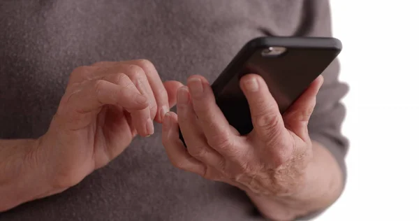 Närbild Mogen Kvinna Med Smartphone För Att Läsa Texter Vit — Stockfoto