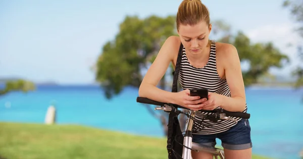 Jovem Mulher Mensagens Texto Bicicleta Aplicativo Mensagens Frente Vista Oceano — Fotografia de Stock