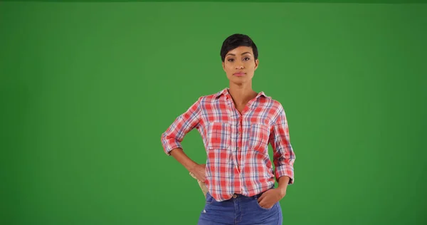 Genç Siyah Kadın Güvenle Yeşil Ekranda Poz Flanel Gömlekli — Stok fotoğraf
